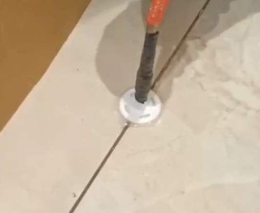 化德瓷砖空鼓维修公司专业解答瓷砖在铺贴过程中，如果没有涂抹均匀到位的粘结材料（如水泥砂浆或瓷砖胶），可能会导致以下问题